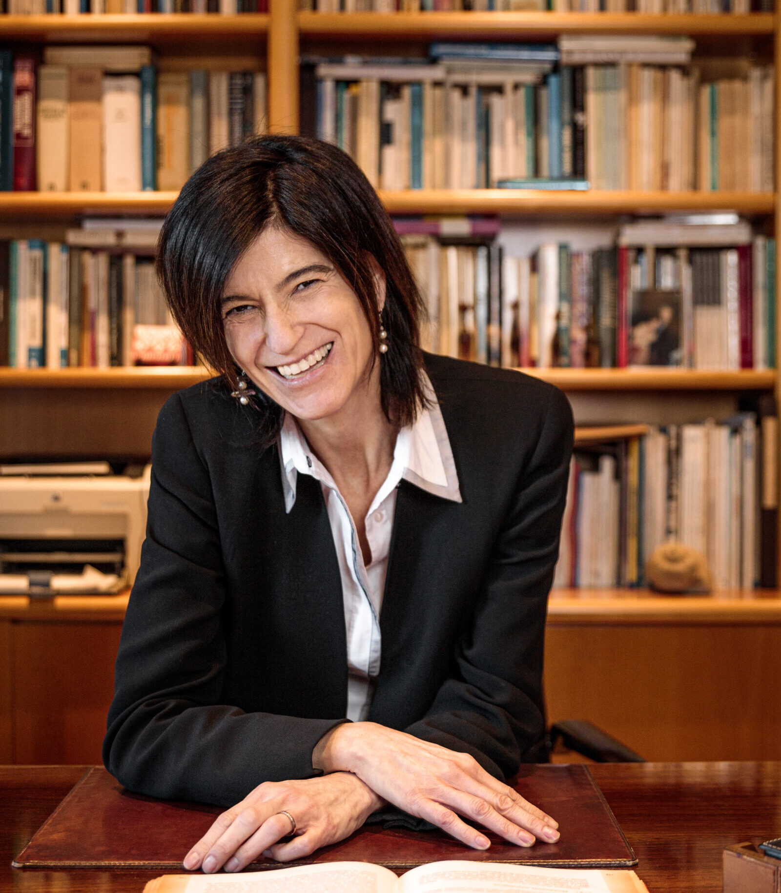 barbara manos cruzadas